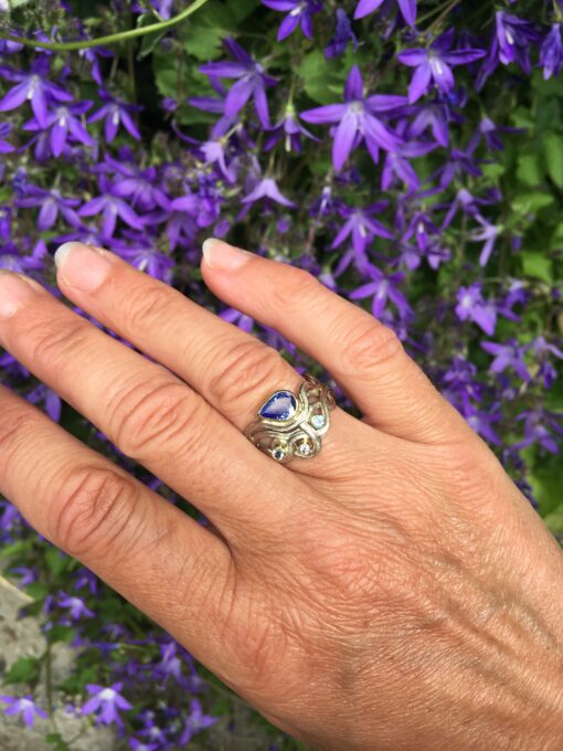Ring 'Zee' in 14k wit en geelgoud, tanzaniet, aquamarijn en diamant, Nicoline van Boven