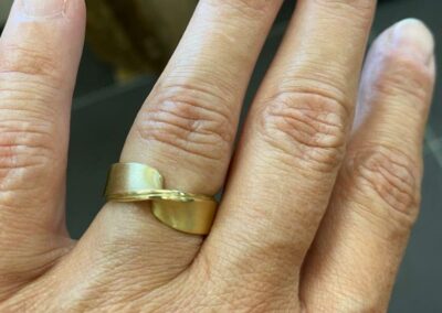 Nicoline van Boven Dubbele Mobius ring uit oud goud
