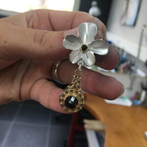 Hanger Orchidee zilver en oude onderdelen van sieraden