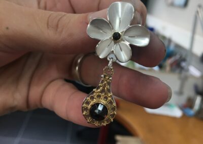 Hanger Orchidee zilver en oude onderdelen van sieraden