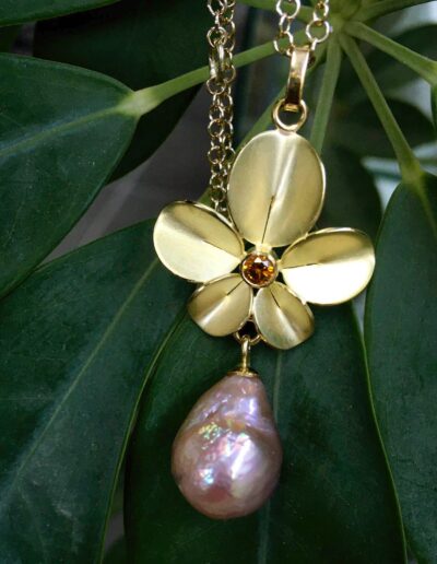 Hanger 18k goud Orchidee Nicoline van Boven