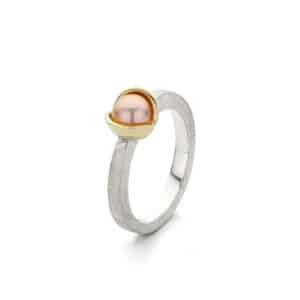 Midsummer Night`s Dream ring zilver met 14 k goud en zoetwaterparel, Nicoline van Boven