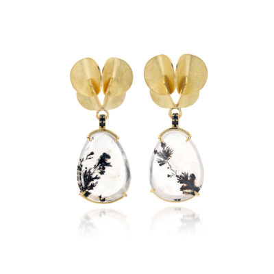 Webshop handgemaakte sieraden, Champagne & Stars Papillon oorbellen in 18 k goud met dendriet en zwarte diamant, Nicoline van Boven