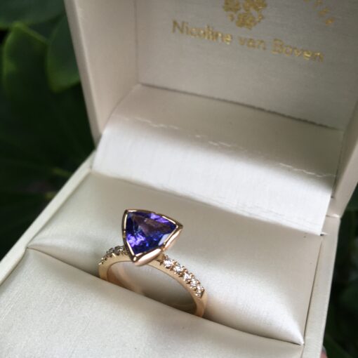 Midsummer Night`s Dream ring in 18 k rosé goud met tanzaniet en diamant, Nicoline van Boven