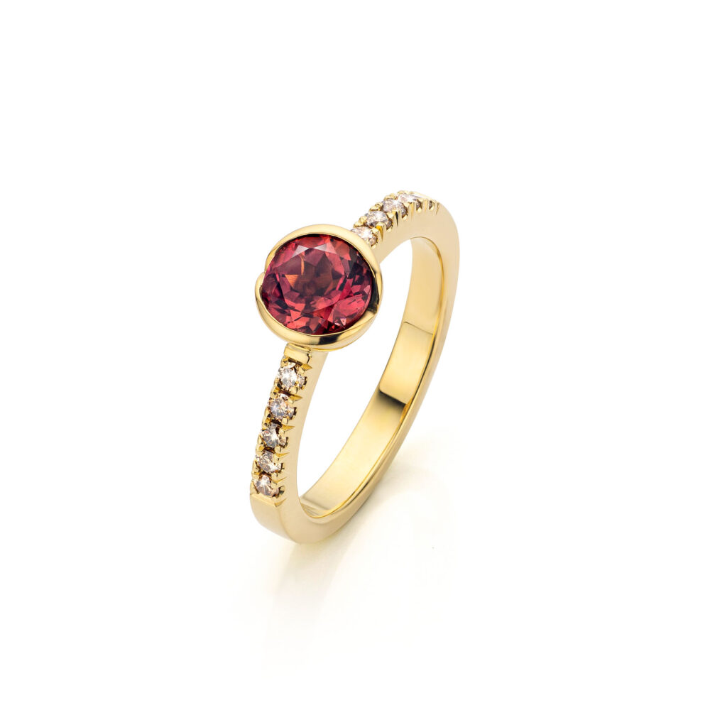 Midsummer Night`s Dream ring in 18 k goud met roze toermalijn en champagne diamant, Nicoline van Boven
