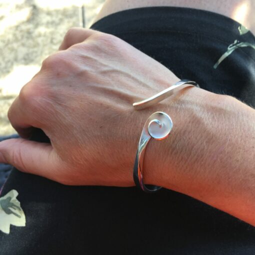 01 - Zilveren Roosjes armband strak model, Nicoline van Boven