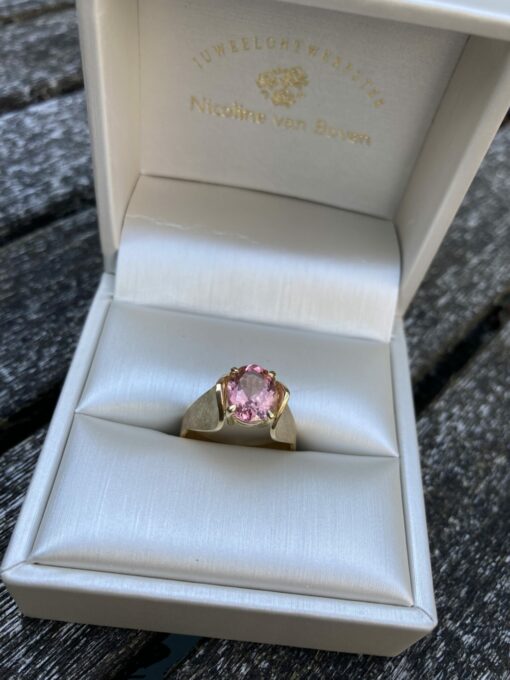 Midsummer Night`s Dream ring in 18 k goud met roze toermalijn, Nicoline van Boven
