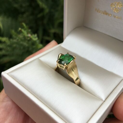 Midsummer Night`s Dream ring in 18 k goud met groene toermalijn, Nicoline van Boven