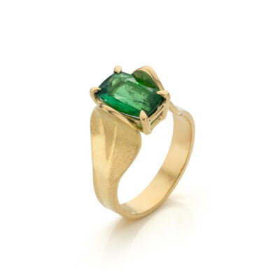 Midsummer Night`s Dream ring in 18 k goud met groene toermalijn, Nicoline van Boven