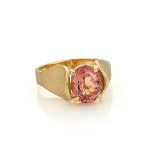 Midsummer Night`s Dream ring in 18 k goud met roze toermalijn, Nicoline van Boven
