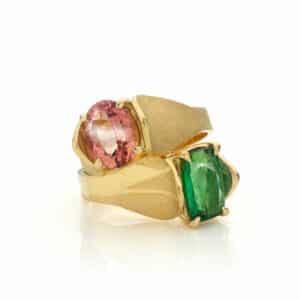 Midsummer Night`s Dream ringen in 18 k goud met groene en roze toermalijn, Nicoline van Boven