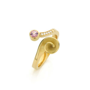 Roosjesring strak in 18k goud met roze spinel en diamant, Nicoline van Boven juweelontwerpster