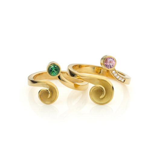 Roosjesring strak in 18k goud met groene toermalijn, en roze spinel met diamant Nicoline van Boven juweelontwerpster