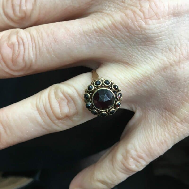 Geboortesteen van januari, oude ring met granaten.