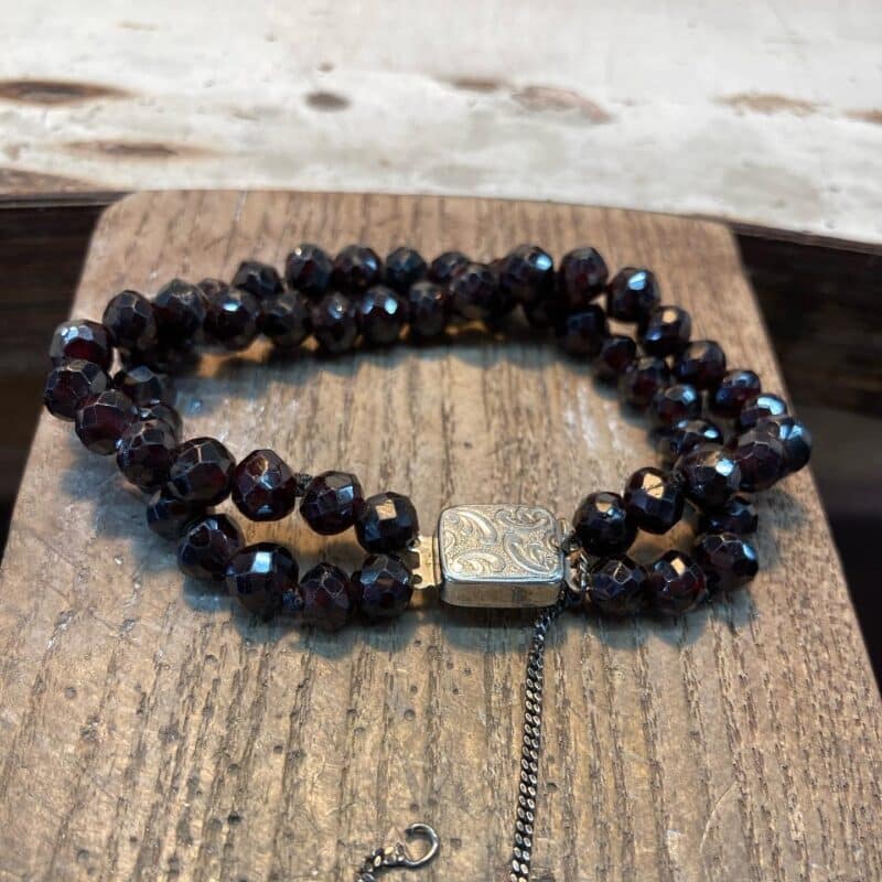 Geboortesteen van januari, oude armband met granaat.