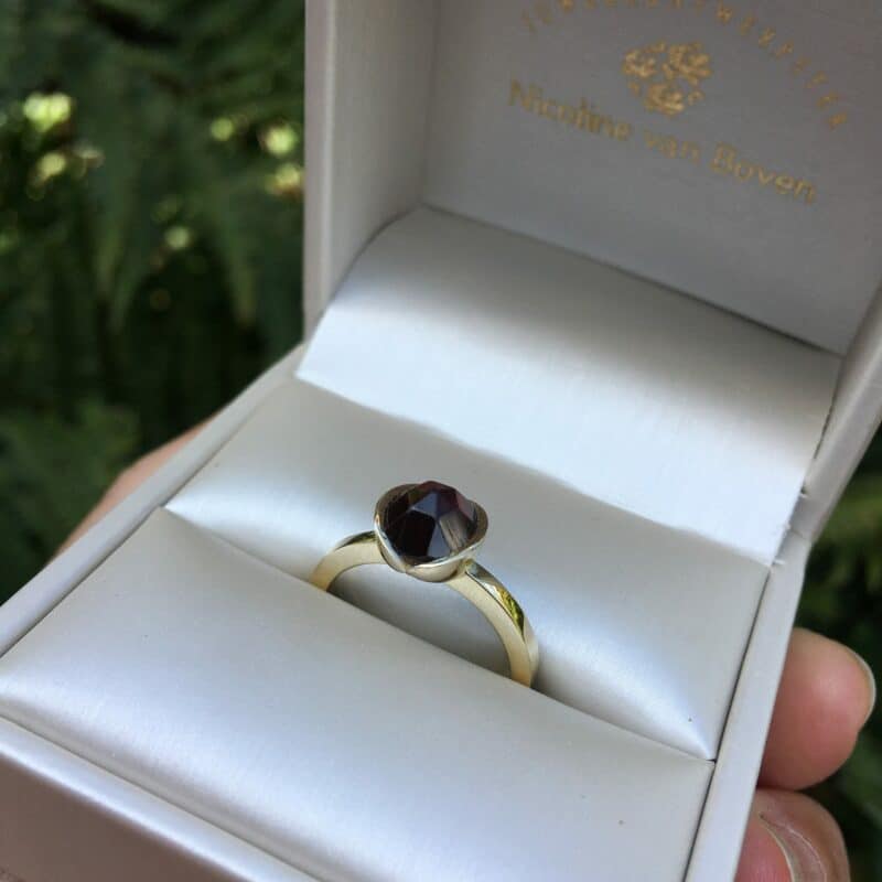 Granaat geboortesteen van januari, trouwring in opdracht