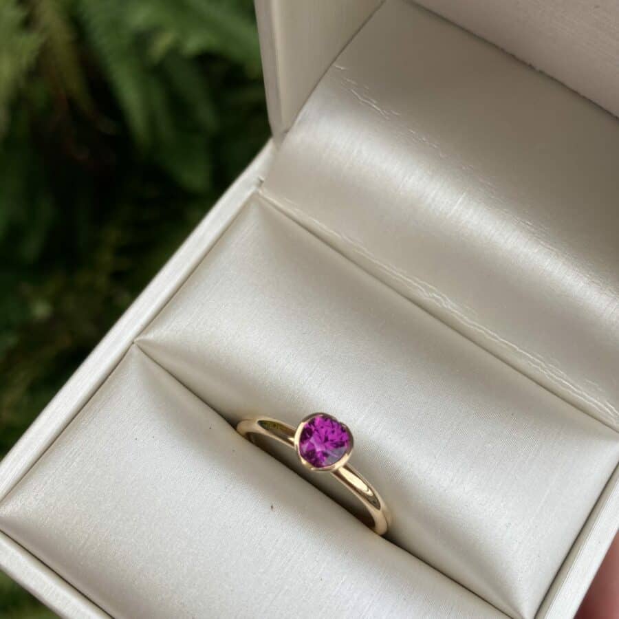 Midsummer Night`s Dream aanschuifringen 18k rosé goud, paarse granaat , Nicoline van Boven