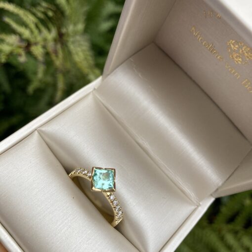 Midsummer Night's Dream ring in 18 k goud met aqua blauwe prinses geslepen toermalijn, Nicoline van Boven