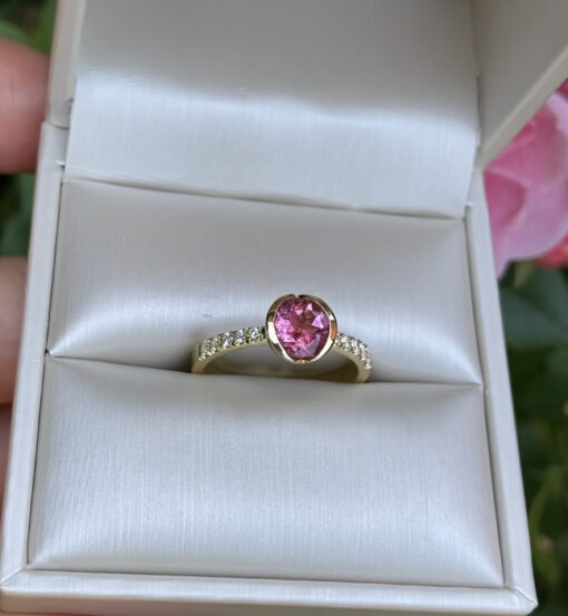 Midsummer Night`s Dream ring in 18k goud met roze toermalijn en diamant, Nicoline van Boven