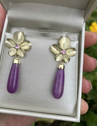 Orchidee oorbellen met verwisselbare edelstenen in opdracht, Nicoline van Boven