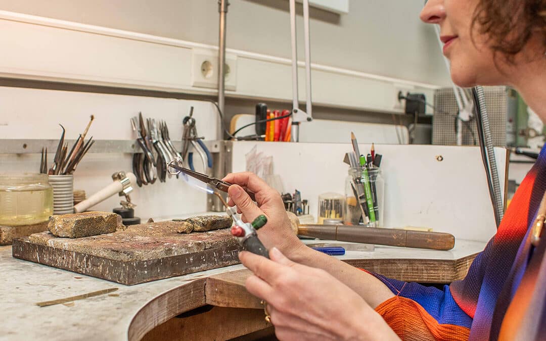 Sieraden in opdracht - Nicoline van boven in haar goudsmidatelier Kapelle