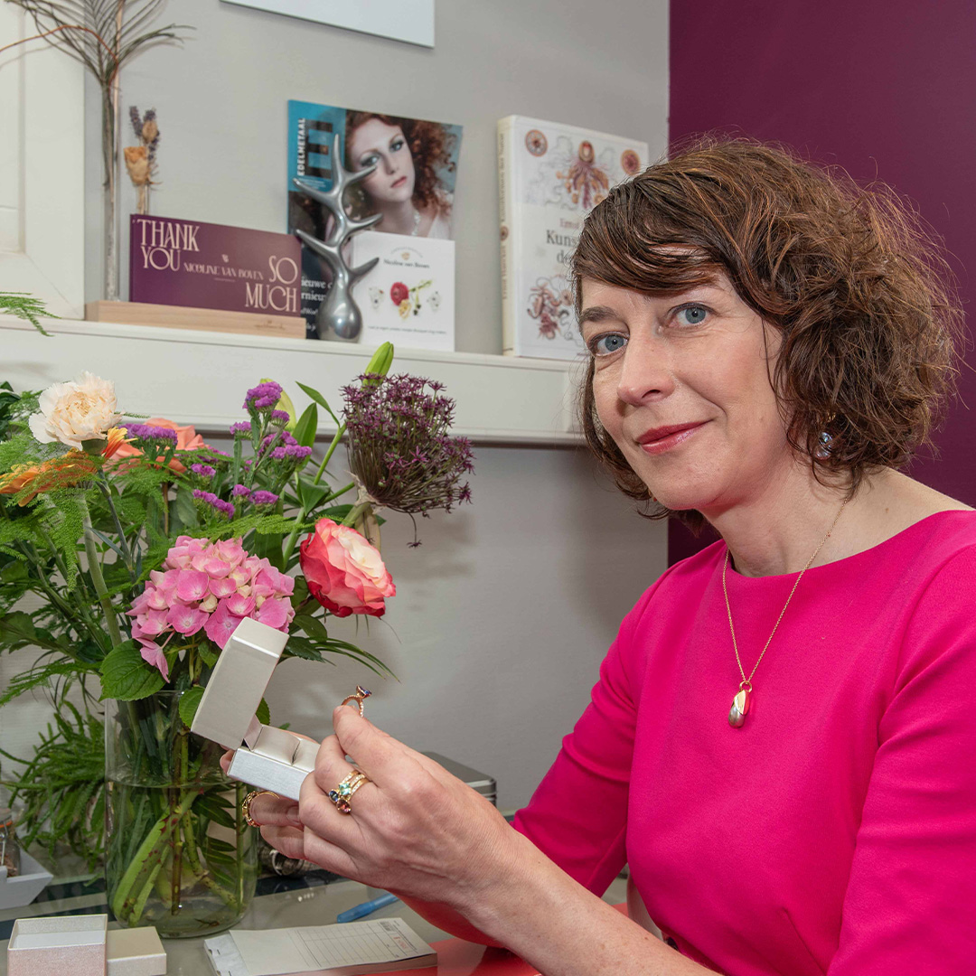 roosjes ring in uitvoering, Nicoline van Boven