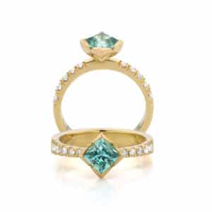 Midsummer Night's Dream ring on Ibiza 18 k goud met azuurblauwe prinses geslepen toermalijn, Nicoline van Boven