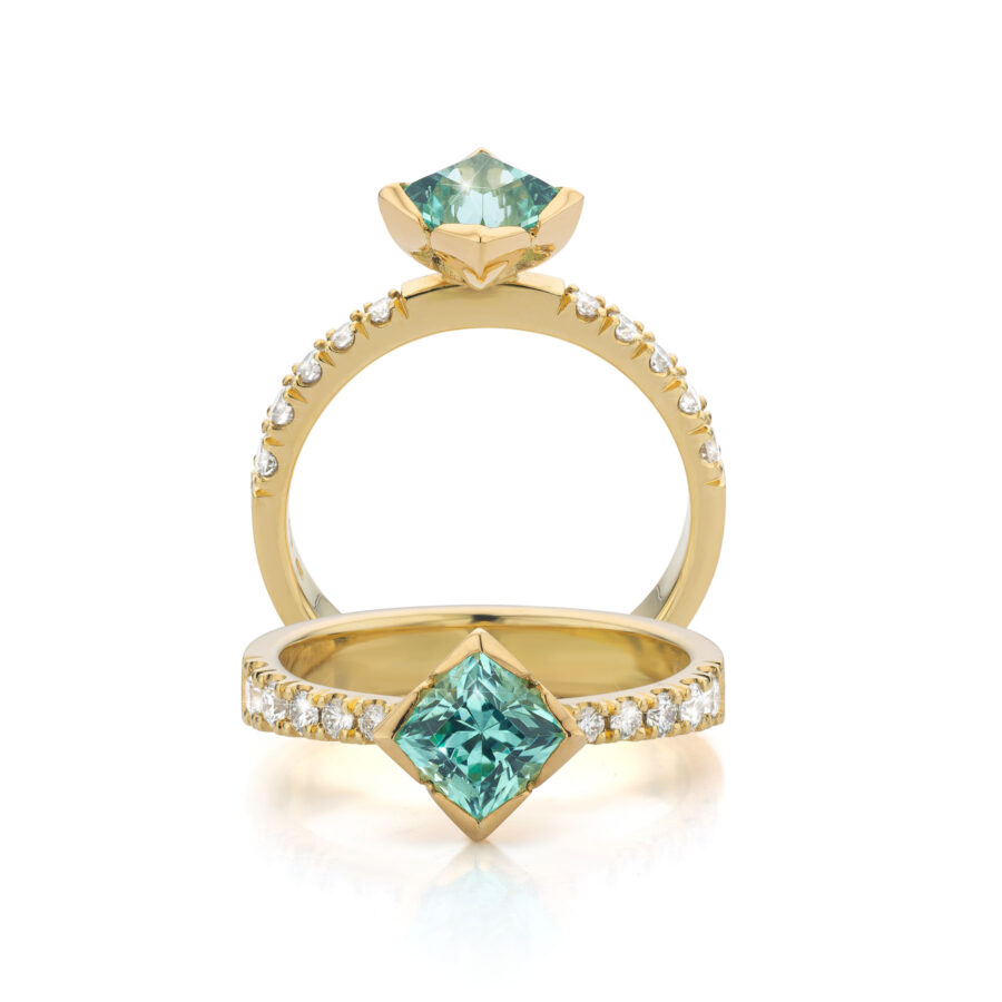 39 - Midsummer Night's Dream ring on Ibiza 18 k goud met azuurblauwe prinses geslepen toermalijn, Nicoline van Boven 39 - Midsummer Night's Dream ring on Ibiza 18 k goud met azuurblauwe prinses geslepen toermalijn, Nicoline van Boven