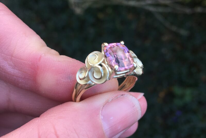 verlovingsring-14k-goud-roosjes-met-roze-toermalijn-scaled-e1643031878923 Handgemaakte verlovingsringen - unieke aanzoeksringen, Nicoline van Boven