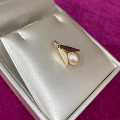 14k Gouden hanger met roze zoetwaterparel in gestileerde kelk, Nicoline van Boven