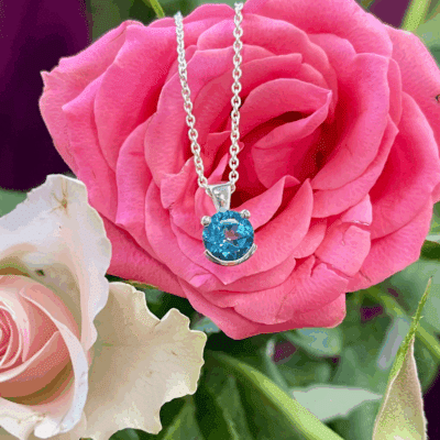 Zilveren Smiley hanger met topaas. Een uniek ontwerp van Nicoline van Boven, juweelontwerpster