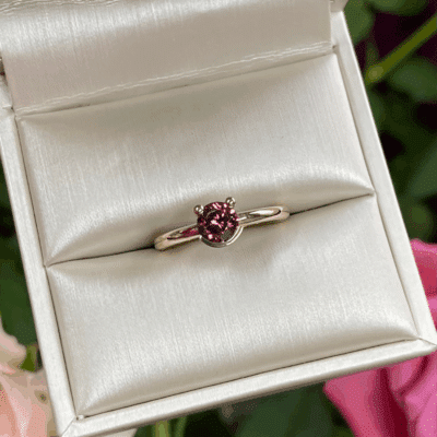 Gouden ring met oranjeroze natuurlijke zirkoon, Nicoline van Boven