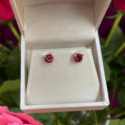 Gouden oorbellen Smiley met rhodoliet, ontwerp door Nicoline van Boven