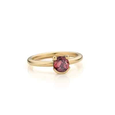Gouden ring met oranjeroze natuurlijke zirkoon, Nicoline van Boven
