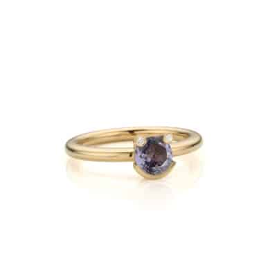 Gouden ring met paarse spinel en diamant in smiley zetting , Nicoline van Boven , goudsmid Kapelle, Zeeland