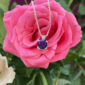 Zilveren Smiley hanger met amethist. Een uniek ontwerp van Nicoline van Boven, juweelontwerpster