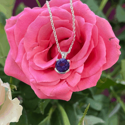 Zilveren Smiley hanger met amethist. Een uniek ontwerp van Nicoline van Boven, juweelontwerpster