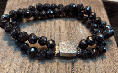 Gitten of granaat in Zeeuwse sieraden: wat is het verschil?