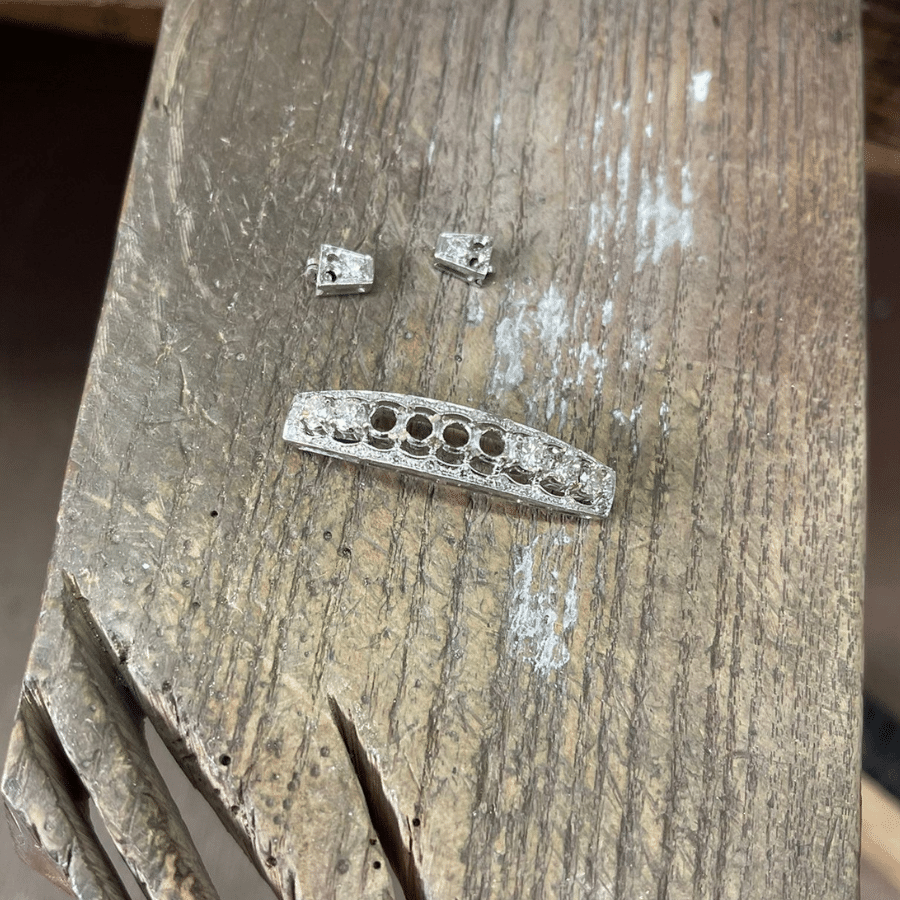 Oude sieraden laten vermaken, van kapotte armband naar dierbare oorbellen