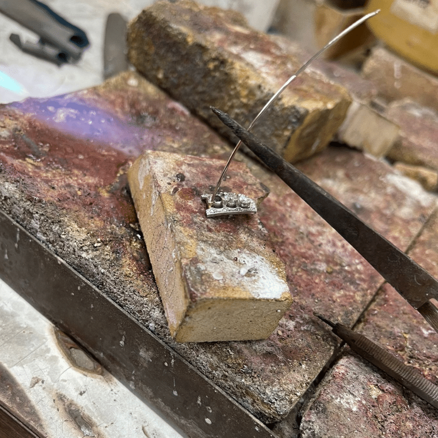 Oude sieraden laten vermaken, van kapotte armband naar dierbare oorbellen