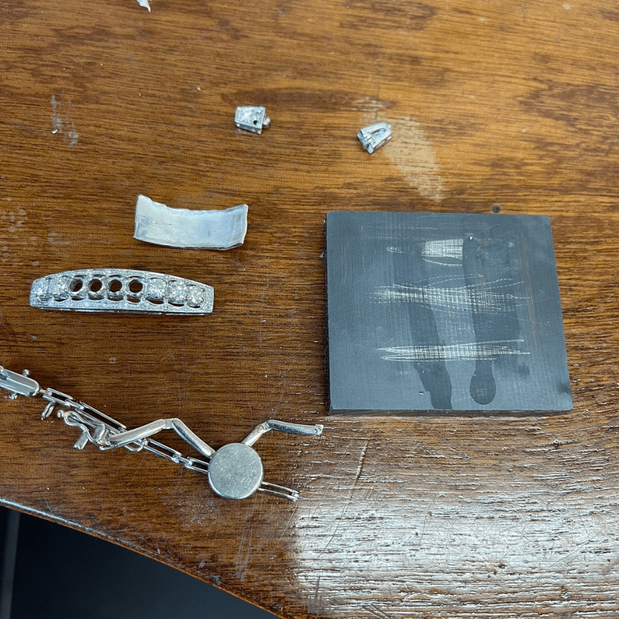 Oude sieraden laten vermaken, van kapotte armband naar dierbare oorbellen