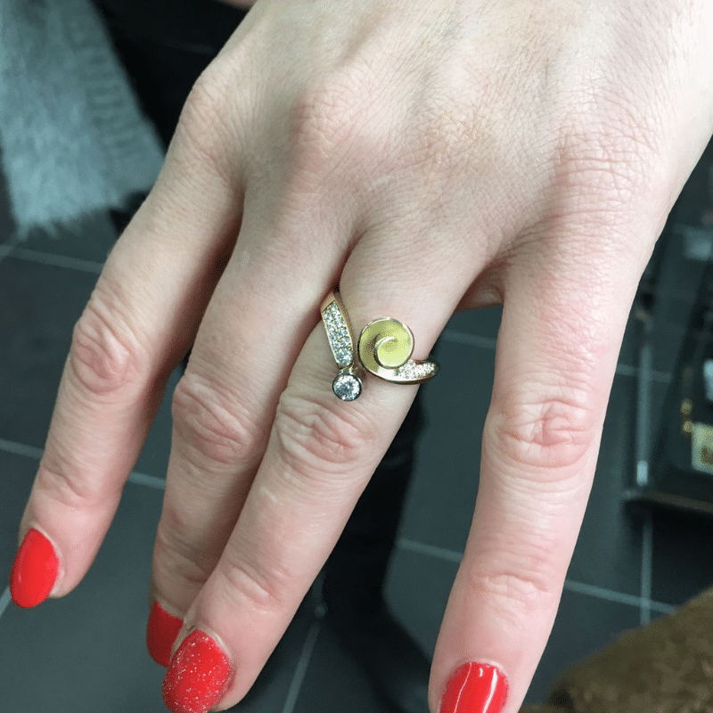 Oud goud omsmelten tot nieuw sieraad voor en na foto, Nicoline van Boven, juweelontwerpster en goudsmid, Kapelle Zeeland