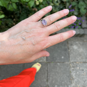 Is zilver het nieuwe goud? Zilveren sieraden trends 2026: unieke zilveren cocktailringen met grote edelstenen, Nicoline van Boven, juweelontwerpster en goudsmid Kapelle.