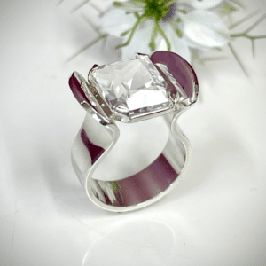 Is zilver het nieuwe goud? Zilveren sieraden trends 2026: unieke zilveren cocktailringen met grote edelstenen, Nicoline van Boven, juweelontwerpster en goudsmid Kapelle.