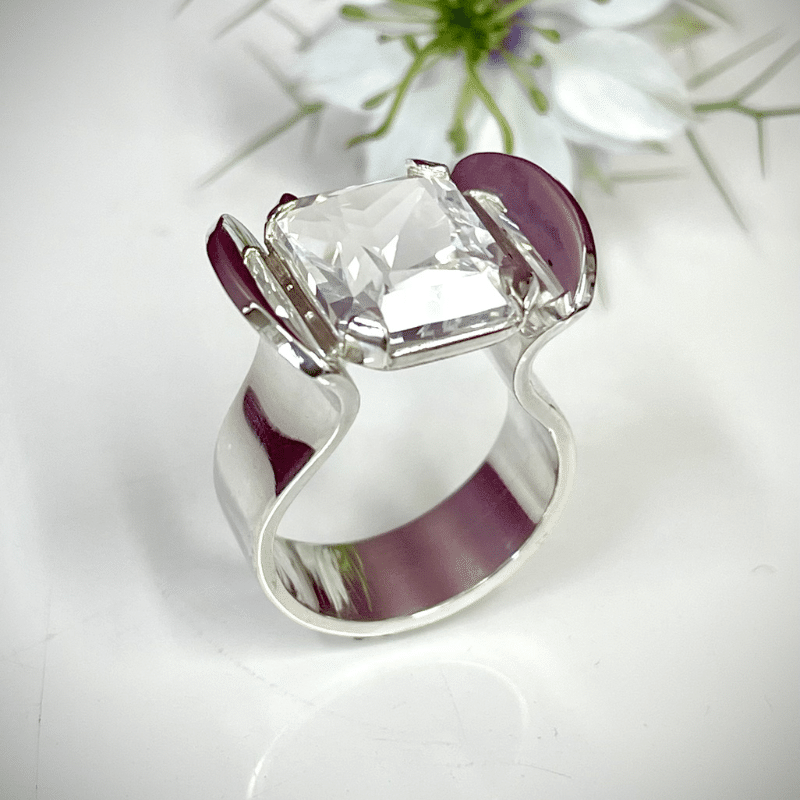 Is zilver het nieuwe goud? Zilveren sieraden trends 2026: unieke zilveren cocktailringen met grote edelstenen, Nicoline van Boven, juweelontwerpster en goudsmid Kapelle.