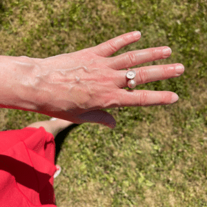 Is zilver het nieuwe goud? Zilveren sieraden trends 2026: unieke zilveren cocktailringen met grote edelstenen, Nicoline van Boven, juweelontwerpster en goudsmid Kapelle.