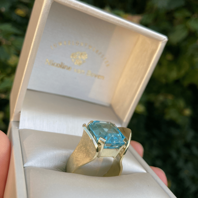 Oud goud omsmelten tot nieuw sieraad voor en na foto, Nicoline van Boven, juweelontwerpster en goudsmid, Kapelle Zeeland