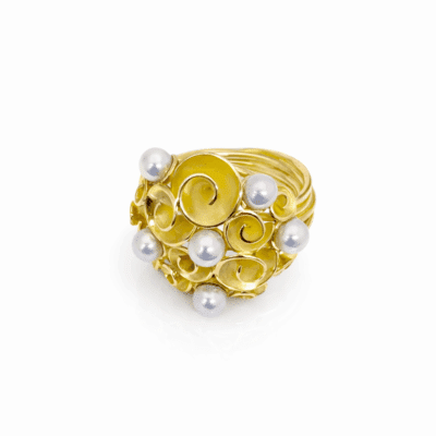 Bouquetring Audrey - handgemaakte 18 karaat gouden ring met witte parels, Nicoline van Boven, juweelontwerpster