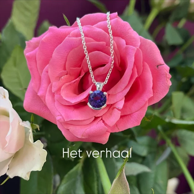 Soms laten de kleinste dingen de grootste indruk achter. 
Deze nieuwe smiley-juwelen nodigen uit te blijven spelen en in het moment te leven.

Mijn verhaal:
Een herinnering aan een goede schoolvriend van mij die dit jaar (veel te vroeg) overleden is. Iemand die tot het einde het leven met een glimlach bekeek, zelfs toen alles moeilijk werd. Een vriend, met wie ik uren kon lachen en kletsen, ook al was het vaker alleen via WhatsApp.
Zijn kracht om de mooie momenten te blijven zien, leerde mij om het leven nu te leven, te spelen en je dromen waar te maken. 

Iedere smiley in deze reeks is een knipoog naar hem en een uitnodiging aan jou: kijk om je heen, wees even offline en vind de kleine gelukjes.

“When you’re chewing on life’s gristle… always look on the bright side of life 🌞”
Voor wie mis je een glimlach vandaag, en met wie vier jij het nu? Welke draagbare reminder kun jij gebruiken?

#smileyring #juwelenmeteenverhaal #jewellerydesign #alwayslookonthebrightside #uniekesieraden #remindertoself