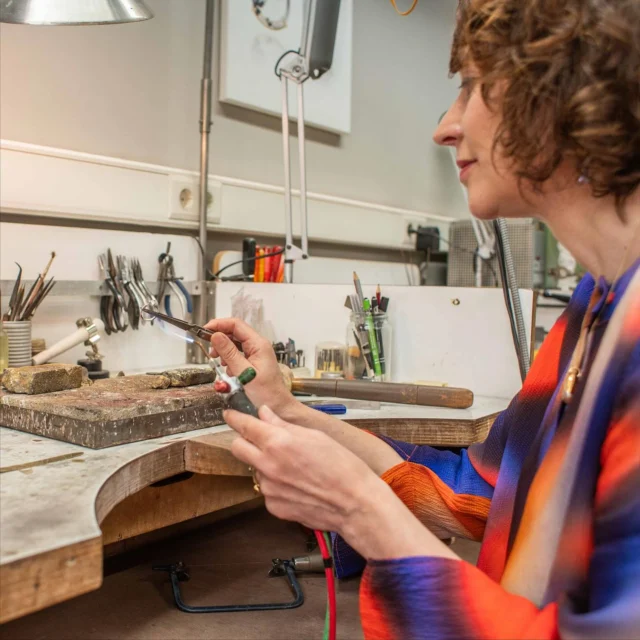 Wintertijd: een uurtje extra, een moment om te vertragen.

Persoonlijke sieraden laten maken kost tijd, maar die tijd maakt het verschil in onze wegwerpmaatschappij, zodat je echt iets hebt wat jouw verhaal draagt en jarenlang meegaat.

In mijn atelier krijgt jouw sieraad alle aandacht en liefde, zodat het perfect bij jou past en van hoge kwaliteit is.

Kies voor slow ambacht, kies voor betekenis.

Plan vandaag nog je afspraak: zie #linkinbio

Of kom langs tijdens openingstijden: op dinsdag van 10.00-16.30u

En binnenkort ook te zien op de @thesalonevents 29 en 30 november. Kom je ook? 

Tot binnenkort?

Warme groet,

Nicoline van Boven

#winteruur #slowfashion #vertragen #handgemaaktjuweel #persoonlijksieraad #juwelenopmaat #ambachtelijkesieraden